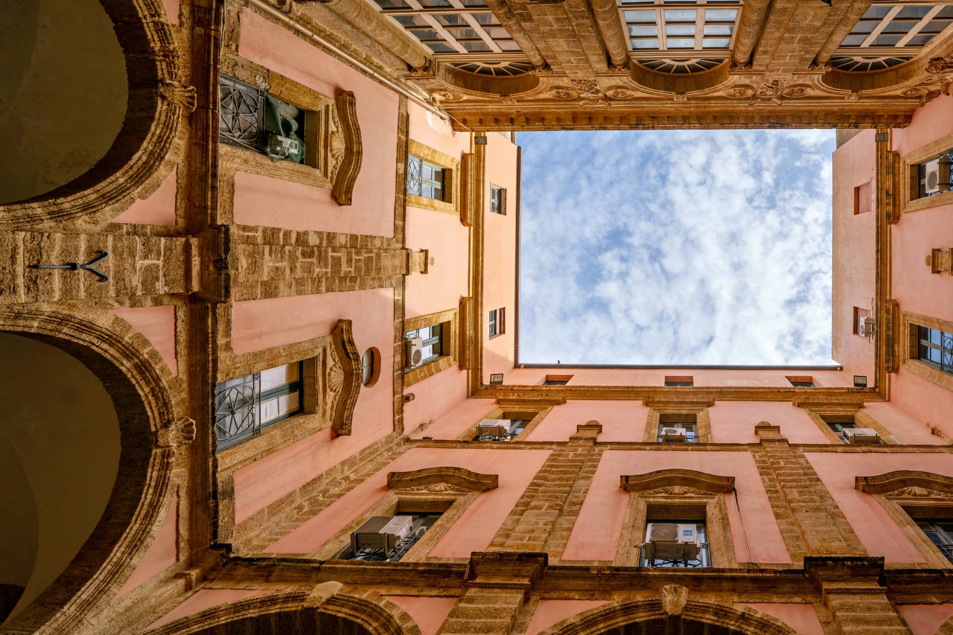 Innenhof des Teatro Luigi Pirandello